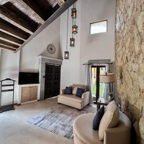 a living room with a couch and a tv at Hotel Pietro Santo ValQuirico in Santeagueda
