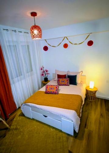 a bedroom with a bed with two pillows on it at Escale 1 Spacieux avec CLIM in Tartas