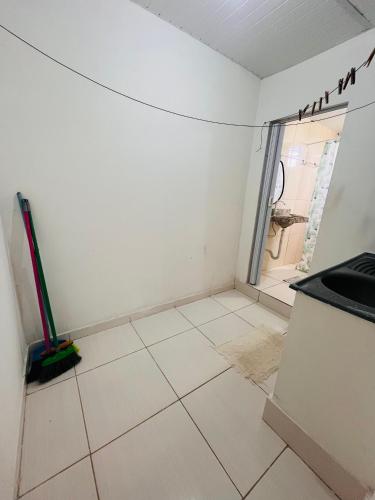 ein Zimmer mit Fliesenboden und einem Wischmopp in der Unterkunft Pousada Aconchego Sol e Mar in Maragogi
