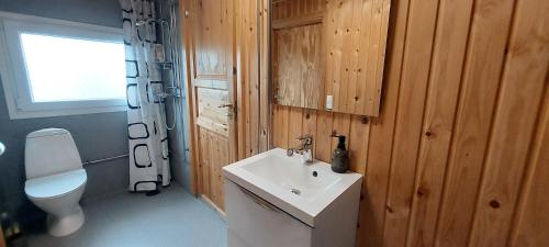 a bathroom with a white sink and a toilet at Gæstehus Stillinge Strand in Stillinge Strand