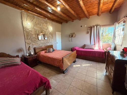 a bedroom with two beds and a couch in it at La tota casa de campo in Pocito