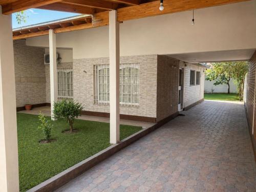an empty courtyard of a house with a patio at Casa TiaMaria - Centro San Rafael in San Rafael