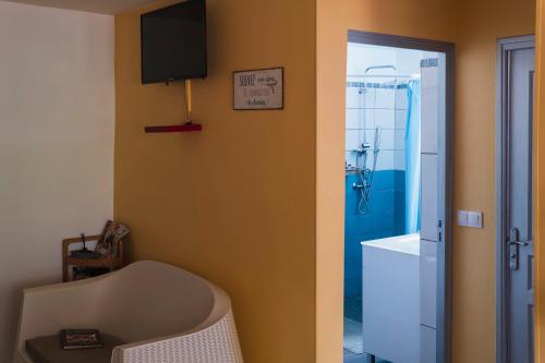 a bathroom with a tub and a shower with a toilet at Janelle in Le Diamant