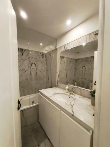 Private Bedrooms in a Shared House, 5th floor, Praça Camões in Bairro Alto
