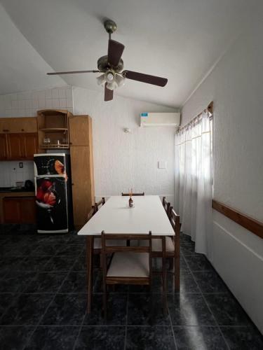 a kitchen with a table and a ceiling fan at Casa Esquina - Centro San Rafael in San Rafael