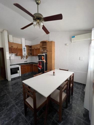 a kitchen with a table and a ceiling fan at Casa Esquina - Centro San Rafael in San Rafael