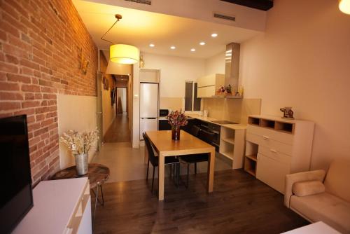 Bright and Spacious City Center Apartment