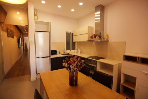 Bright and Spacious City Center Apartment