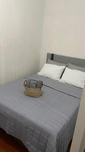 a bed with a basket on top of it at Ap Aconchego in Campinas