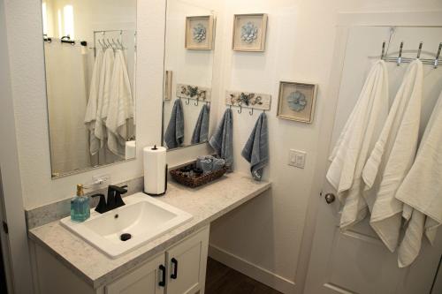 a bathroom with a sink and a mirror at Rural Farmhouse in Taylor