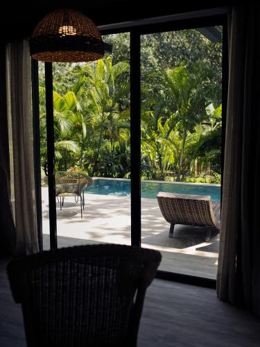 a room with a window with a view of a pool at Kantawa Refugio de Bienestar in El Zaino
