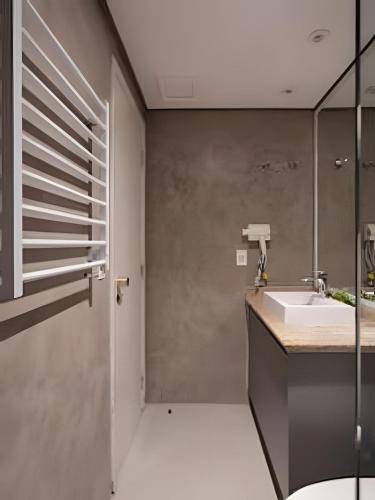 a bathroom with a sink and a mirror at Flat Hotel Sena Madureira_Ibirapuera (Apto 708) in São Paulo