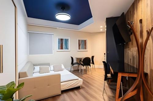 a living room with a bed and a table at Flat Hotel Sena Madureira_Ibirapuera (Apto 708) in São Paulo