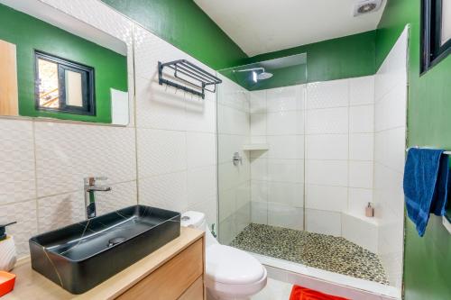 a bathroom with a sink and a toilet at La Brisa del Mar in Bastimentos