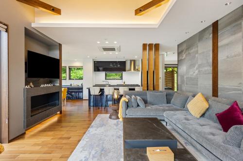 ein Wohnzimmer mit Sofa und eine Küche in der Unterkunft Miko - Rusutsu Chalets in Rusutsu