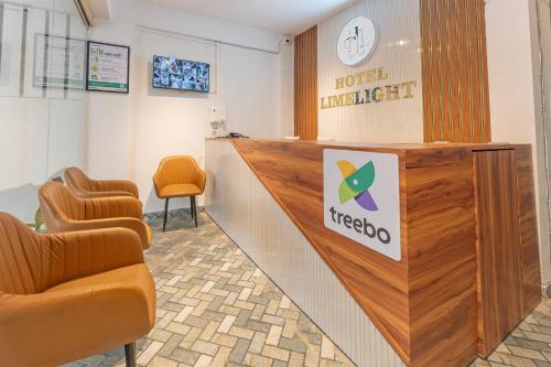 ein Wartezimmer mit Empfangstresen und Stühlen in der Unterkunft Treebo Lime Light in Pune