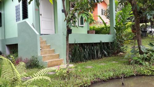 Κήπος έξω από το Rainbow House Pai