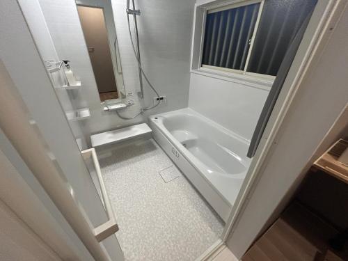 a white bathroom with a sink and a mirror at ダイヤモンドヘッドいすみ in Chōjamachi