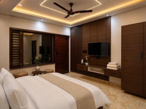 a bedroom with a large bed with a ceiling fan at The Tranquil hotel in Chakrāta
