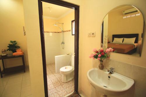 Kamar mandi di Lovina Beach Hotel