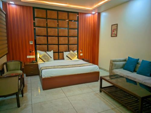a bedroom with a bed and a chair and a couch at Hotel Roselle inn in Jāmb