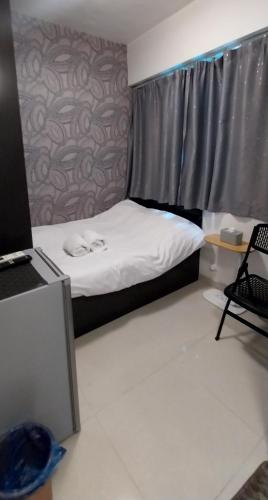 a bedroom with a bed and a window at bnb's in Hong Kong