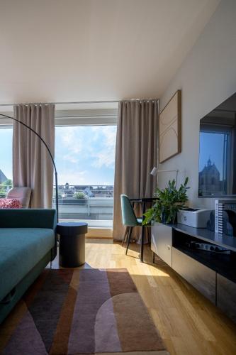 Just Sunny - Panorama Rooftop mit Blick auf das Basel Feuerwerk