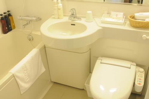 A bathroom at Hotel Sunroute Kumagaya Station