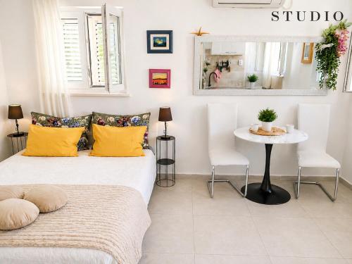 Sunshower apartment and studio