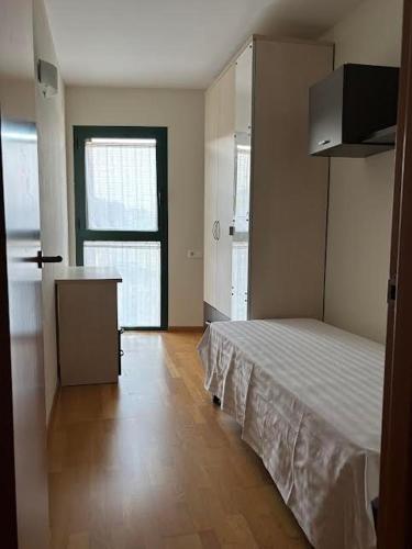 a bedroom with a bed in a room at Kalma Samaria in Pals