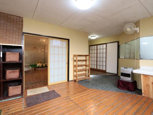 an empty room with a sink and a door to a room at Hotel B FUJI-YAMANAKAKO in Yamanakako