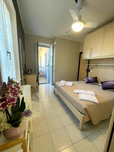 ein Schlafzimmer mit einem Bett und einem Tisch mit Handtüchern darauf in der Unterkunft Hotel Del Mera in Sorico