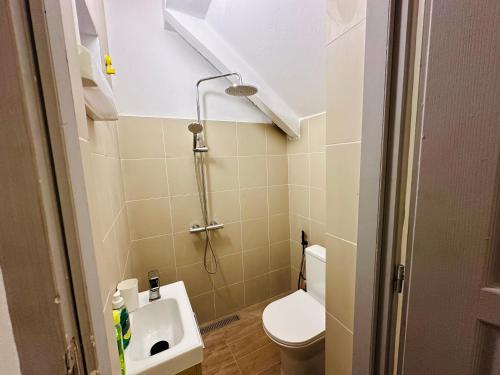 a small bathroom with a toilet and a sink at Urban Loft Dakar by Immo Kit BNB in Dakar
