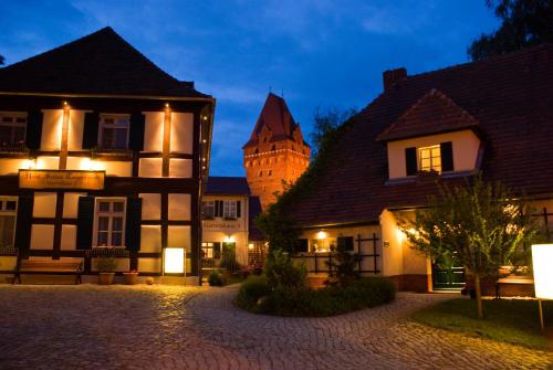 a building with a castle in the background at Ringhotel Schloss Tangermünde in Tangermünde
