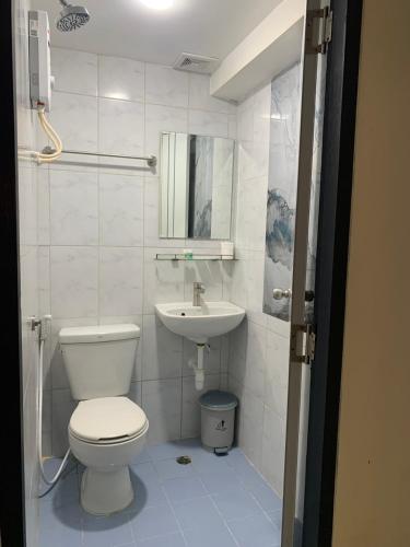 a bathroom with a toilet and a sink at say hi pattaya hotel in Pattaya