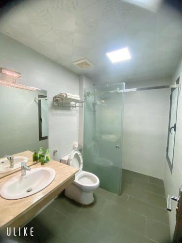 a bathroom with a shower and a toilet and a sink at Khách sạn QUEENIE in Hai Phong