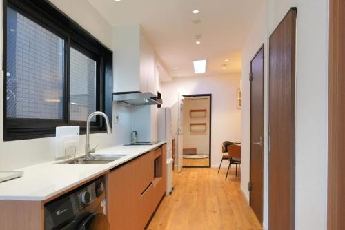 ROKU GRKU Newly Renovated in 2026, Designer Bunk Room, 5 Min to Iriya, King Lower Bunk and Single Upper Bunk, Easy Access to Ueno and Asakusa, Sleeps 3