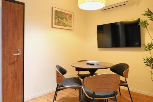 ROKU GRKU Newly Renovated in 2026, Designer Bunk Room, 5 Min to Iriya, King Lower Bunk and Single Upper Bunk, Easy Access to Ueno and Asakusa, Sleeps 3