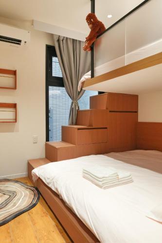 ROKU GRKU Newly Renovated in 2026, Designer Bunk Room, 5 Min to Iriya, King Lower Bunk and Single Upper Bunk, Easy Access to Ueno and Asakusa, Sleeps 3