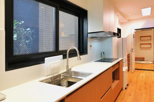 ROKU GRKU Newly Renovated in 2026, Designer Bunk Room, 5 Min to Iriya, King Lower Bunk and Single Upper Bunk, Easy Access to Ueno and Asakusa, Sleeps 3
