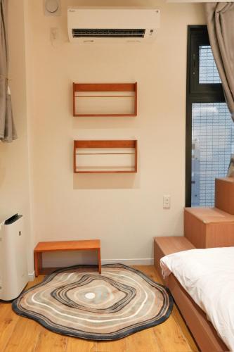 ROKU GRKU Newly Renovated in 2026, Designer Bunk Room, 5 Min to Iriya, King Lower Bunk and Single Upper Bunk, Easy Access to Ueno and Asakusa, Sleeps 3