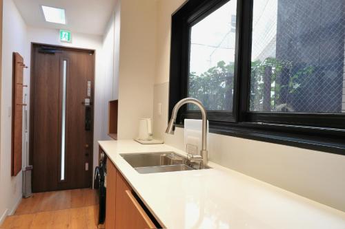 ROKU GRKU Newly Renovated in 2026, Designer Bunk Room, 5 Min to Iriya, King Lower Bunk and Single Upper Bunk, Easy Access to Ueno and Asakusa, Sleeps 3