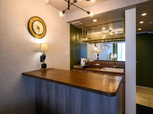 a kitchen with a counter with a clock on the wall at Palace In Moon Beach in Onna