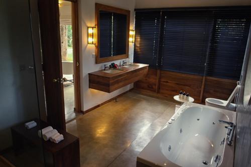 Un baño de Kings Pavilion Luxury Hotel