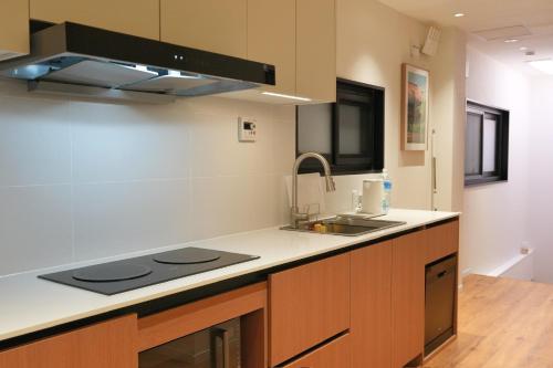 ROKU GRKU2 Newly Renovated Japanese-Modern Duplex, 3 Bedrooms, 2 King Beds and 3 Single Beds, 2 Showers and 2 Toilets, 5 Min to Iriya, Sleeps 7hs