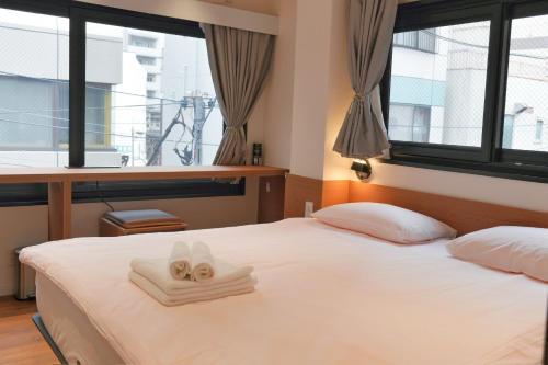 ROKU GRKU2 Newly Renovated Japanese-Modern Duplex, 3 Bedrooms, 2 King Beds and 3 Single Beds, 2 Showers and 2 Toilets, 5 Min to Iriya, Sleeps 7hs