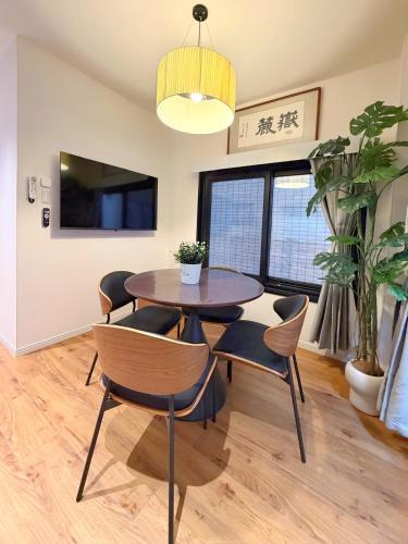 ROKU GRKU2 Newly Renovated Japanese-Modern Duplex, 3 Bedrooms, 2 King Beds and 3 Single Beds, 2 Showers and 2 Toilets, 5 Min to Iriya, Sleeps 7hs