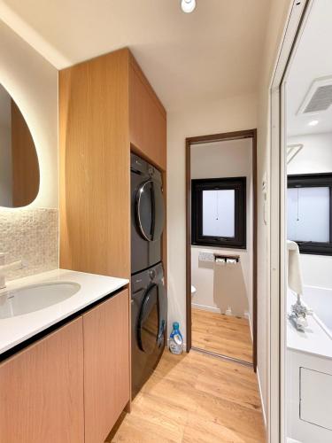 ROKU GRKU2 Newly Renovated Japanese-Modern Duplex, 3 Bedrooms, 2 King Beds and 3 Single Beds, 2 Showers and 2 Toilets, 5 Min to Iriya, Sleeps 7hs