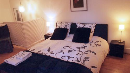 um quarto com uma cama grande e 2 candeeiros em Charming Geneva em Genebra