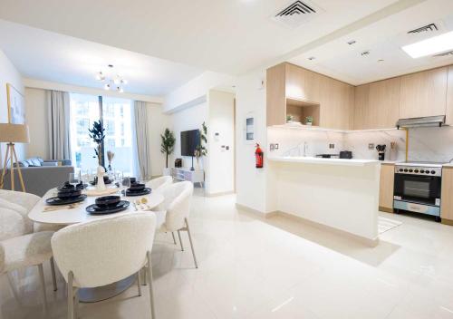 Luxury Waterfront 1BR with Direct Beach Access By Island Properties